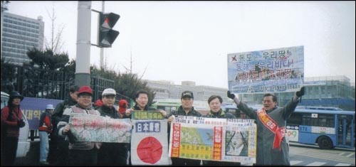 활빈단 단장과 방송대 동문들이 구호를 외치고 있음 